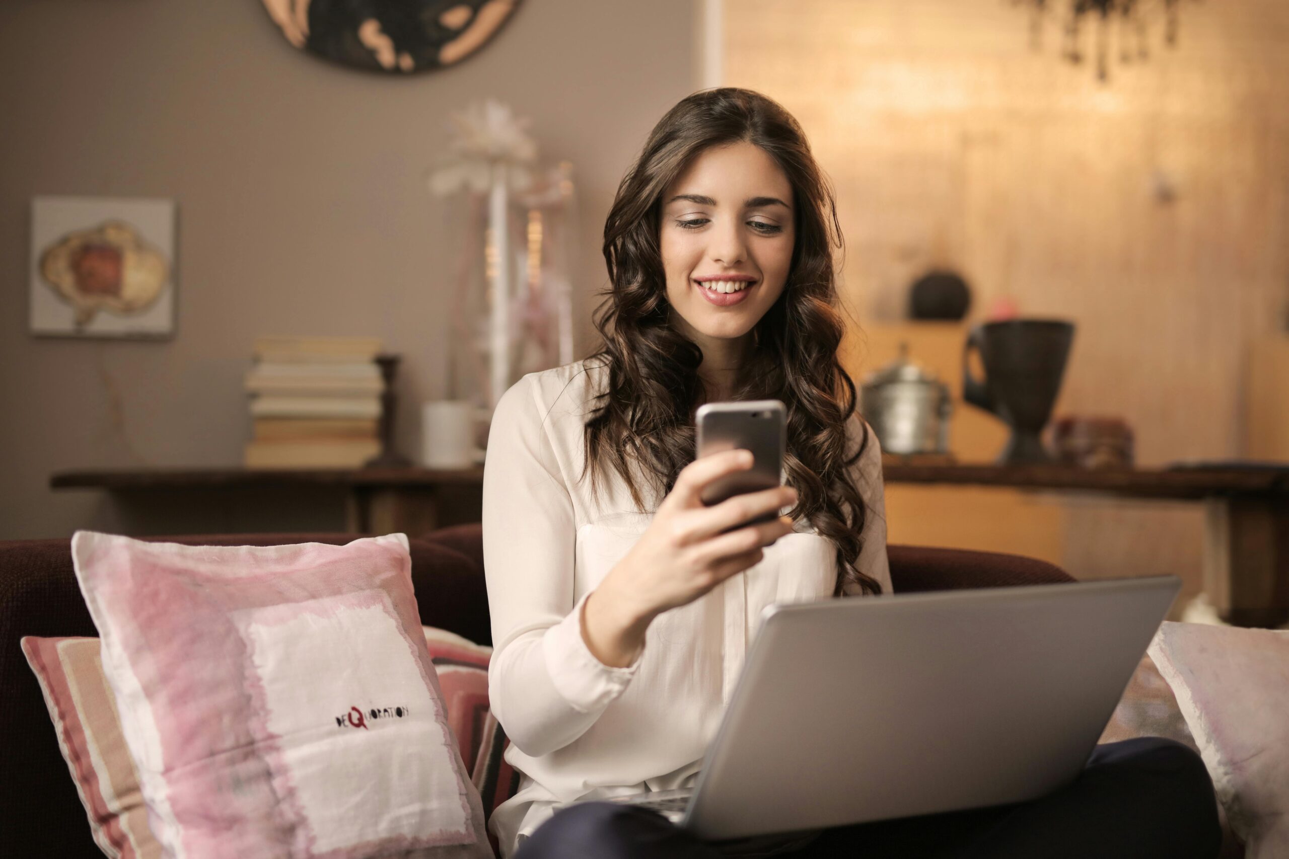 Eine junge Frau lächelt während sie eine kreative social Recruiting Kampagne auf ihrem Handy sieht.
Foto von Andrea Piacquadio via Pexels.